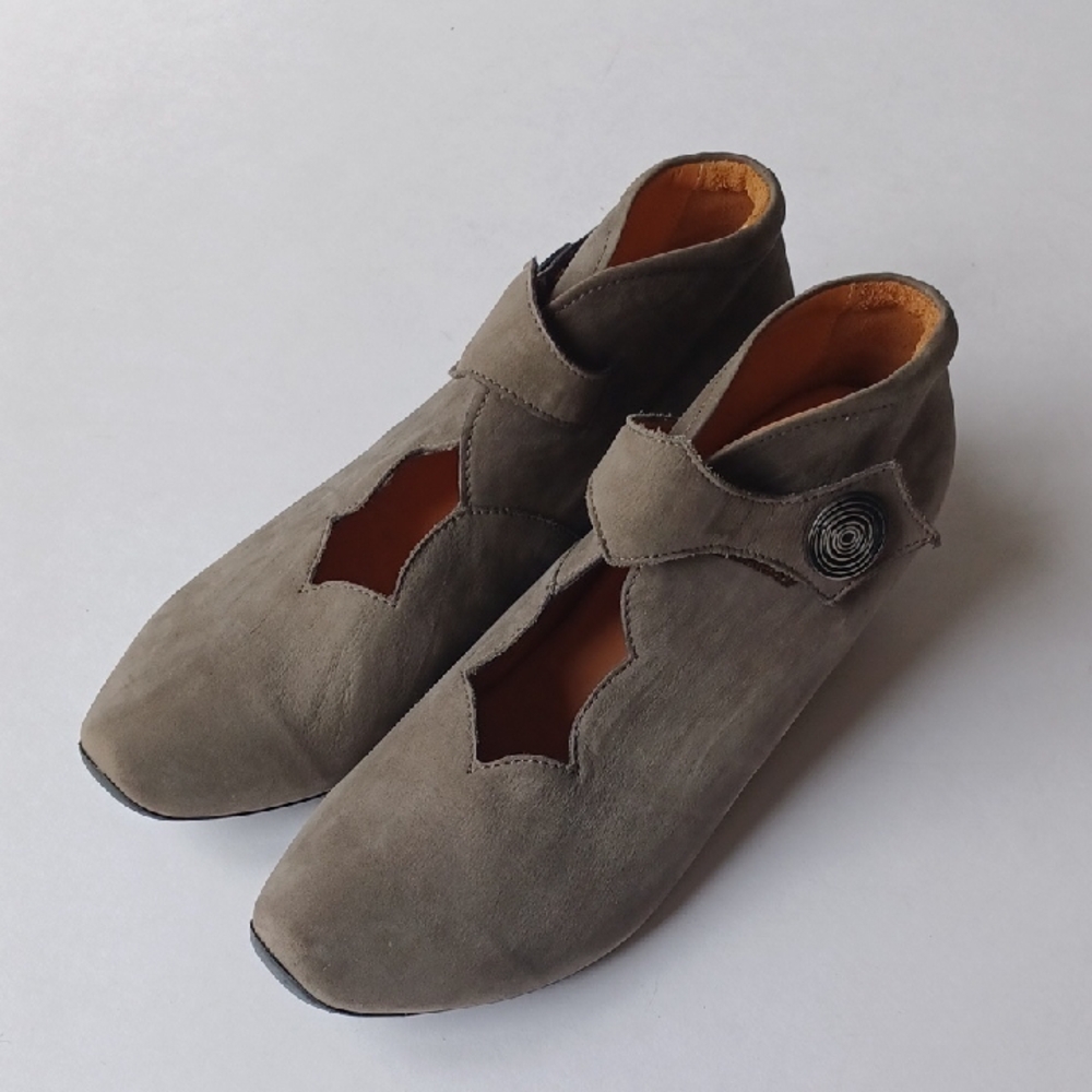 Think  Aida Court Shoes Pumps Mary Jane Suede Leather SZ 39 Gray Taupe